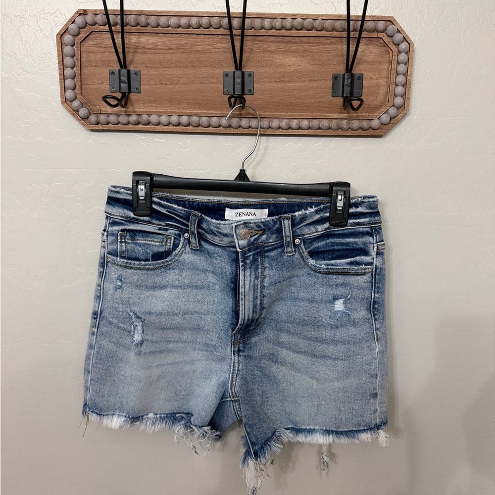 Zenana Outfitters Women's Frayed Hem Jean Shorts - Light Blue